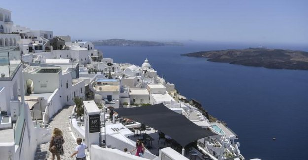 Can Greece host travellers from outside europe ?