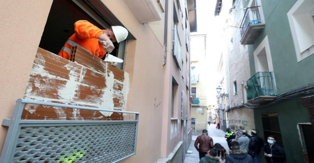 An okupa calls the police to open the door of a tapacious house in Zaragoza