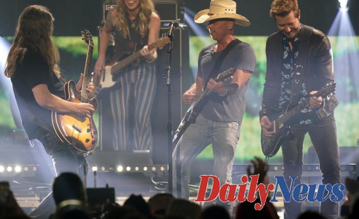 Super Bowl visit inspires Chesney to begin his tour