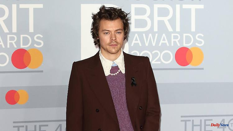Concert in London interrupted: Harry Styles helps exhausted fan