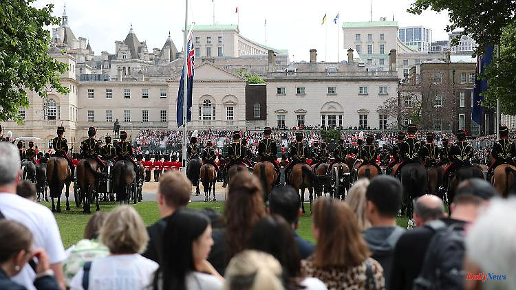 Two people in the hospital: grandstand partially collapses during rehearsal for Queen's parade