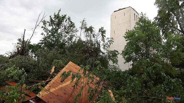 Severe storms in NRW: Storm tears down the top of the church tower near Lippstadt