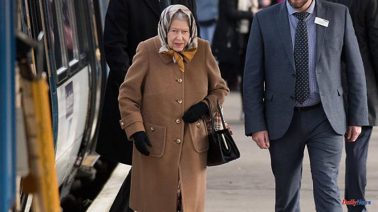 "Always Calories": Queen has biscuits in her handbag