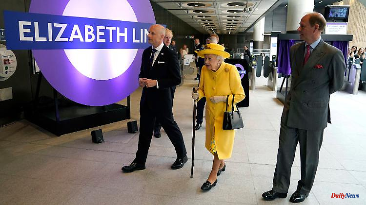 Boost for the new Elizabeth Line: The Queen makes a surprise visit to the London subway