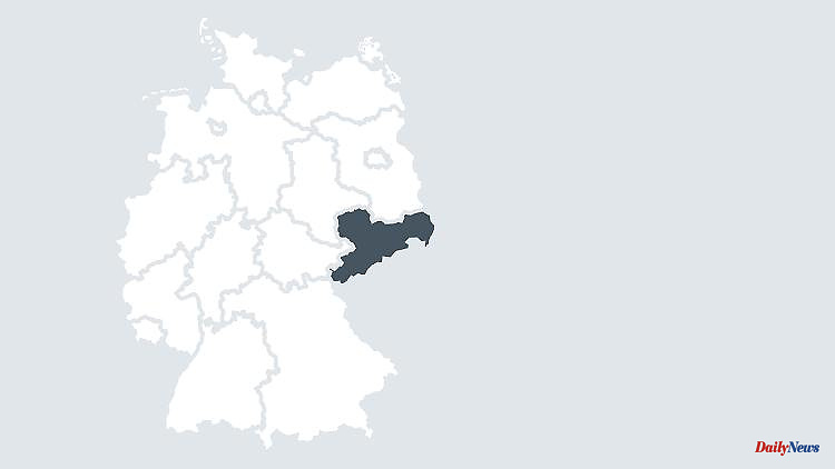 Saxony: Forbidden swastika flag hung up in Zwickau