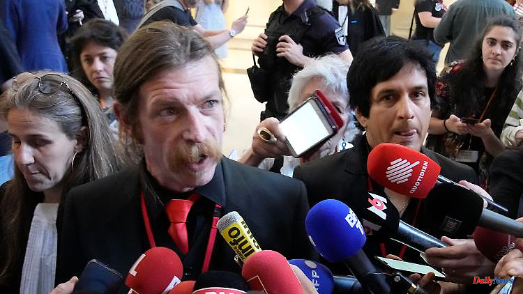 "Know the sound of guns": US metal singer as a witness in the Bataclan trial