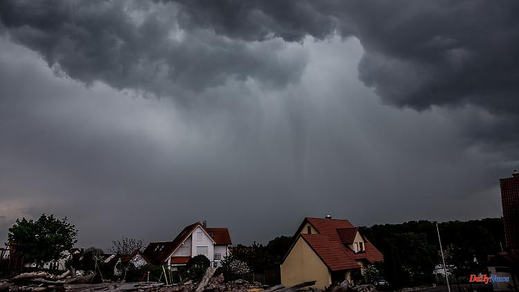 Heavy rain, hurricane gusts, tornadoes: extreme storm front rolls towards Germany