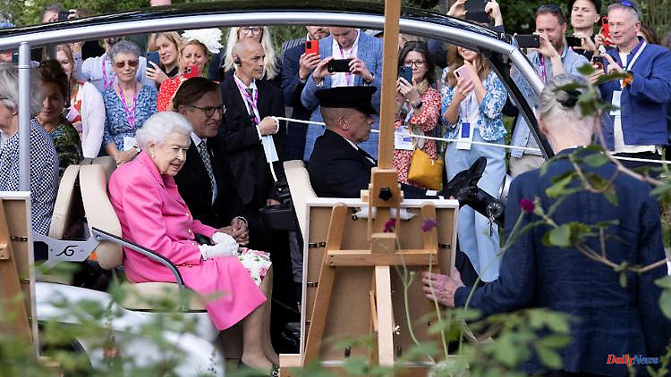Visit to the Chelsea Flower Show: The Queen arrives in a buggy