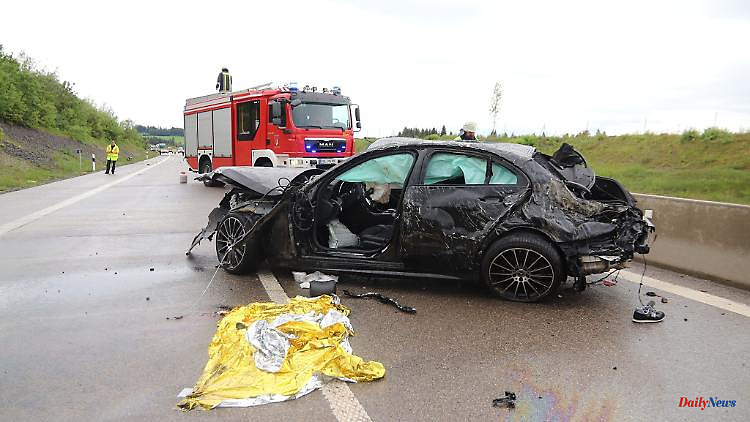 Bavaria: Car rolls over several times in heavy rain: driver dies