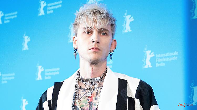 'It's so weird': Machine Gun Kelly confused with nude photo