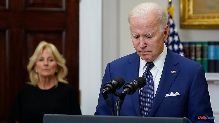 Stricter laws urged: Biden after school massacre: "I'm disgusted and tired"