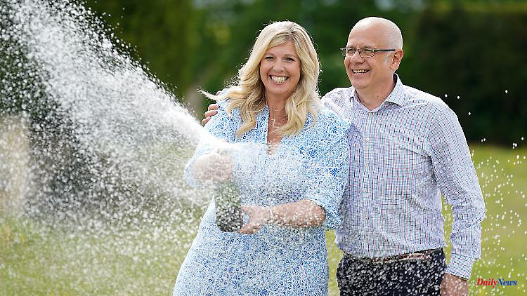 Friends should get something: British couple wins fable jackpot with 220 million euros