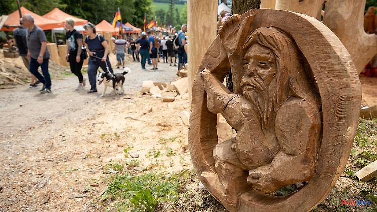 Saxony: chainsaw carvers create spiritual figures