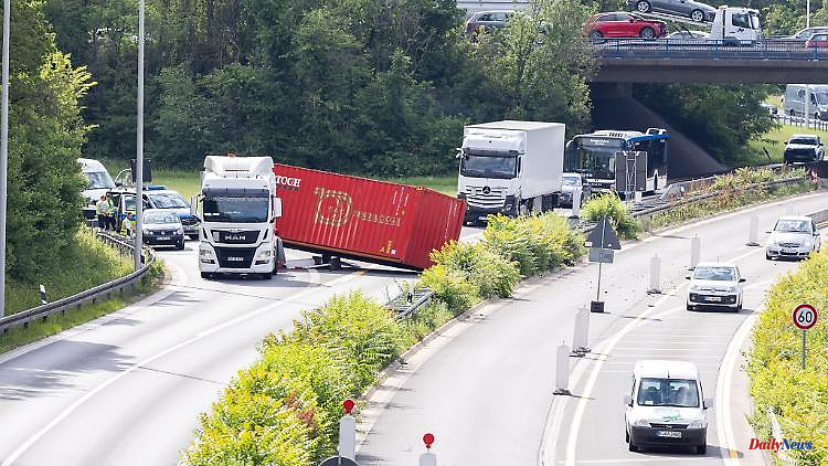 North Rhine-Westphalia: truck loses containers and causes long traffic jams