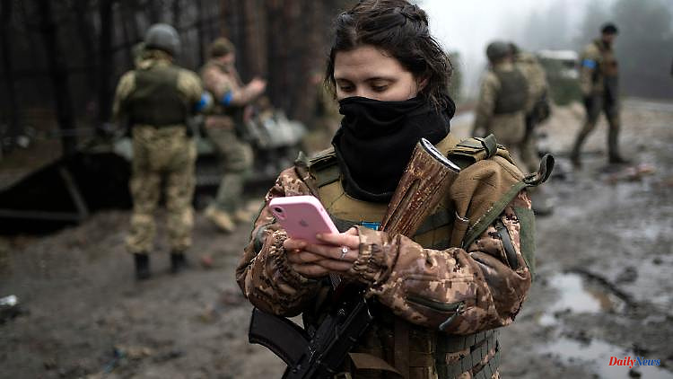Threats on mobile phones: Kyiv warns soldiers about Russian text messages