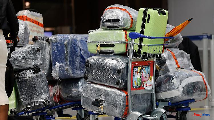 North Rhine-Westphalia: suitcase chaos at Düsseldorf Airport: fire brigade helps