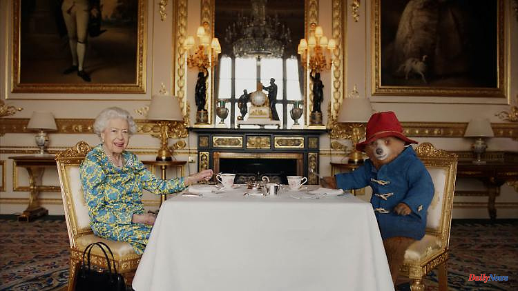 Anniversary comedy: The Queen shoots a clip with Paddington Bear