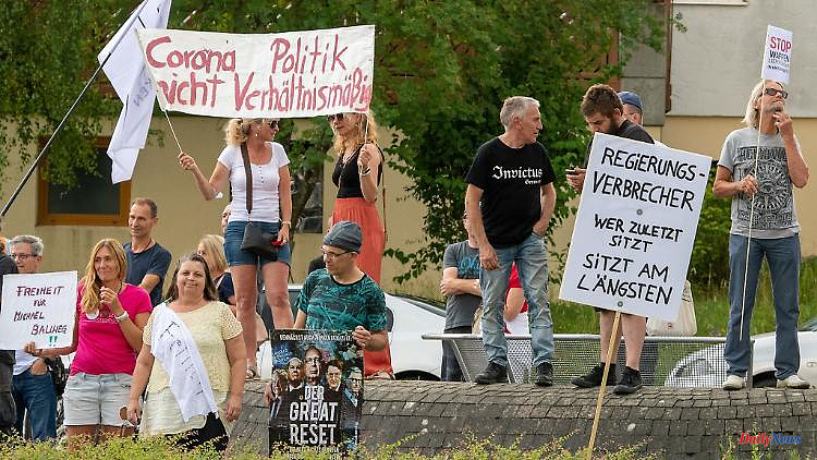 Baden-Württemberg: Corona policy opponents protest at the Kretschmann reception