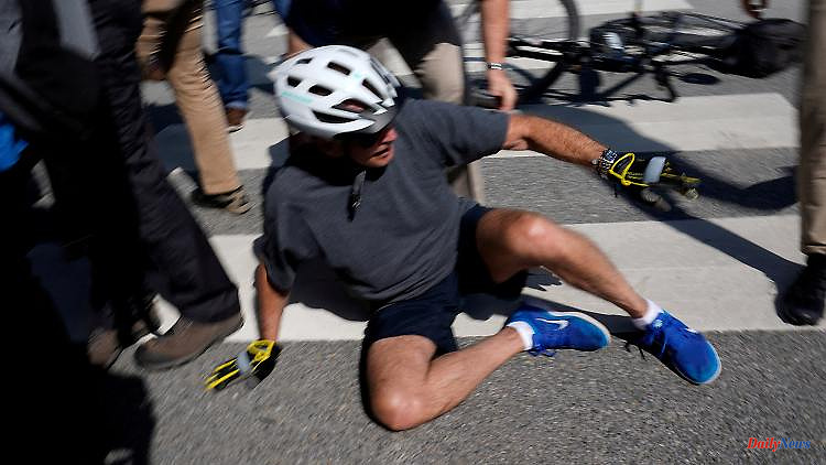 Trip with Jill: US President Biden falls off his bike