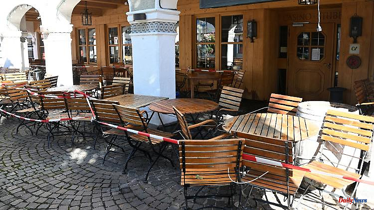 Bavaria: Garmisch-Partenkirchen: shops and restaurants close