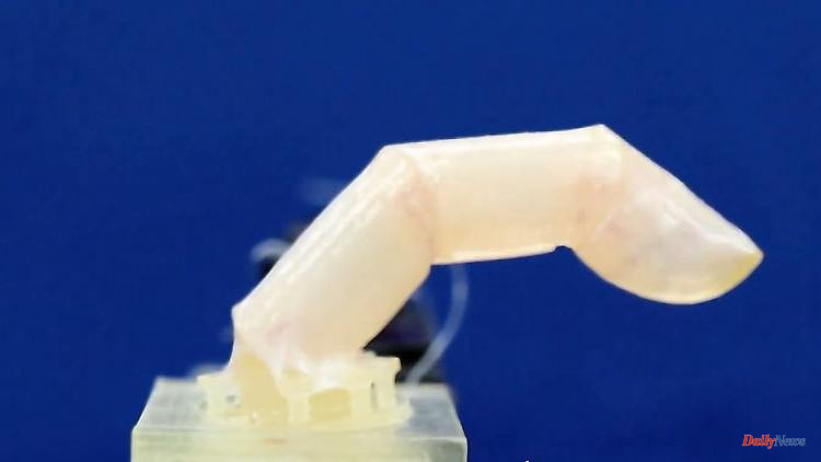 Even self-healing of wounds: robot fingers have skin made of human cells