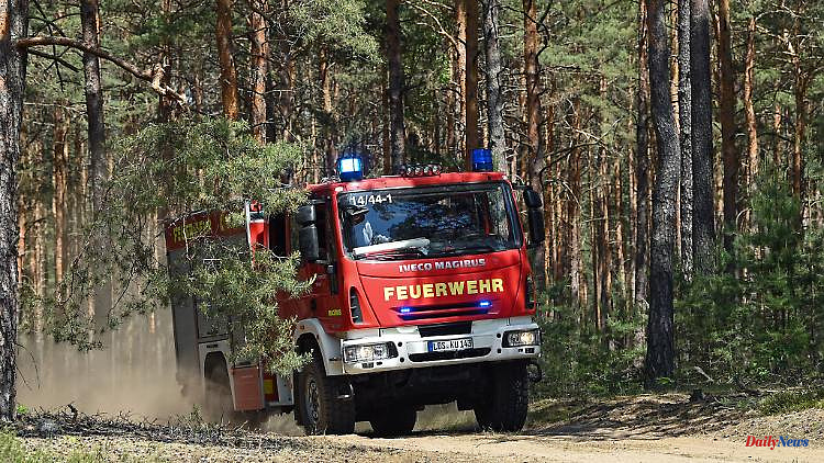 Saxony: After a forest fire in Klosterholz: the fire brigade fights embers