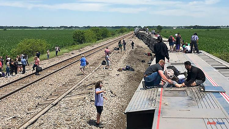 After a collision with a truck: a train with 200 passengers derailed in the USA – three dead
