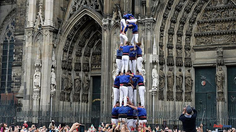 North Rhine-Westphalia: Spanish climbers form human towers in front of Cologne Cathedral