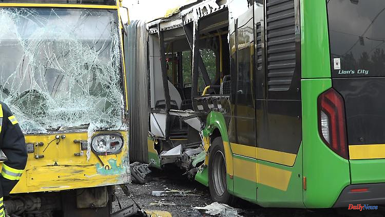 Many injured in Oberhausen: tram collides with bus