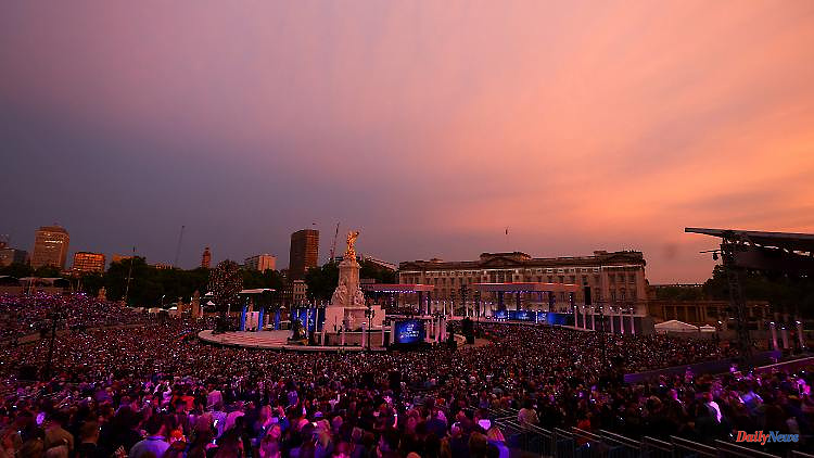 Anniversary concert in front of the palace: Rock band Queen plays for the Queen