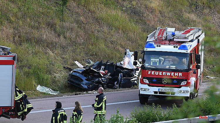 Football team involved: 3 dead and 18 injured in accident on A14
