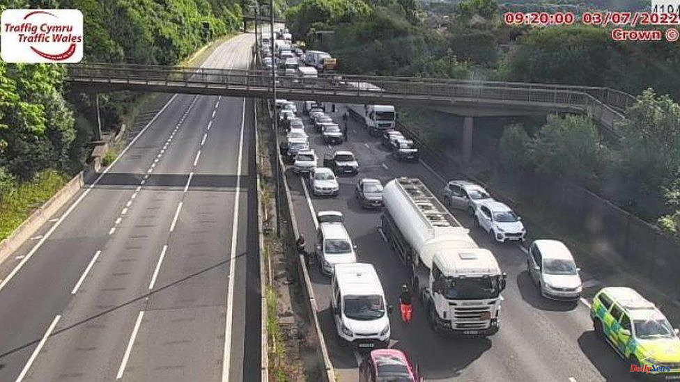 Closed M4 Newport and Cardiff cause delays