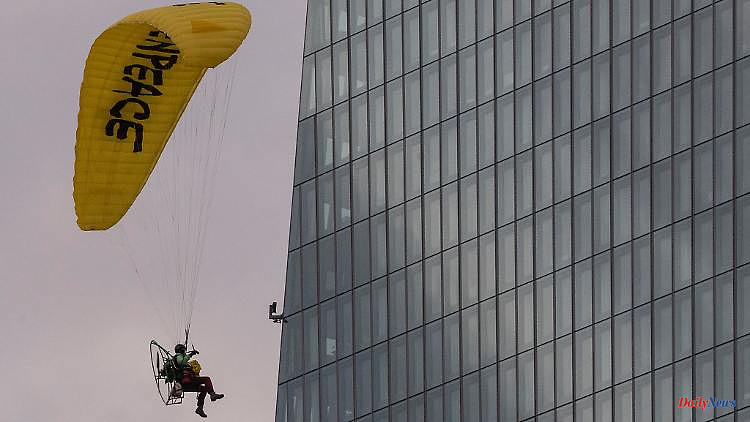 Hesse: Landed on the roof of the ECB with a paraglider: the process begins