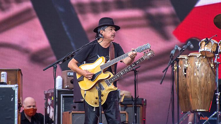 Consequences of heart surgery?: Carlos Santana faints on stage