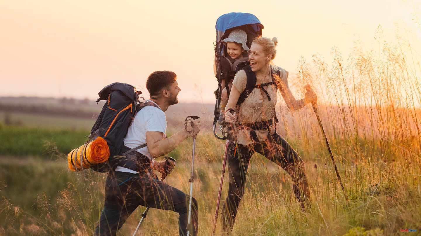 Hiking holidays: With children and backpacks through the mountains: practical tips for relaxed trekking