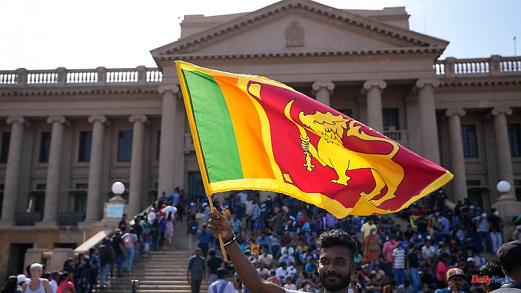 Police use tear gas: Sri Lanka declares a state of emergency after the president flees