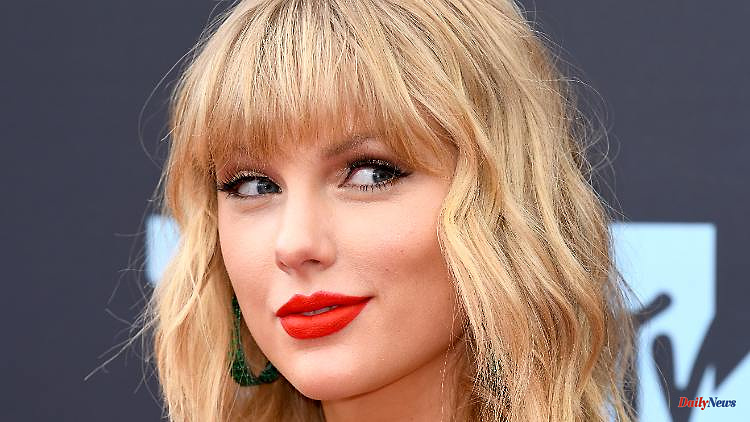 She only wears the ring at home: is Taylor Swift engaged?