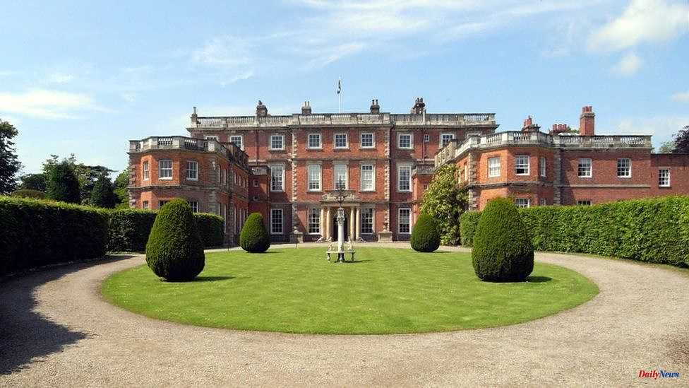 Newby Hall: A naked man approaches women at a stately home