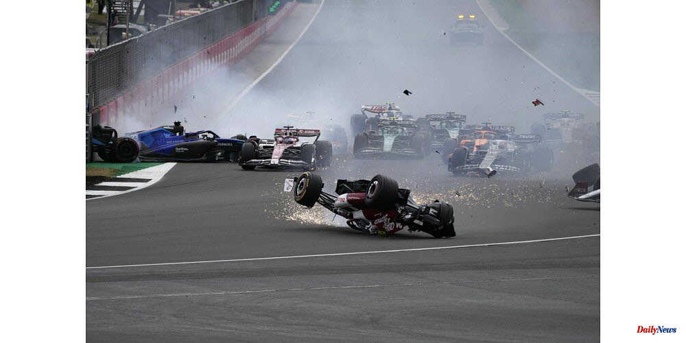 Video / Formula 1. British GP: The race was stopped on the first lap following a major crash
