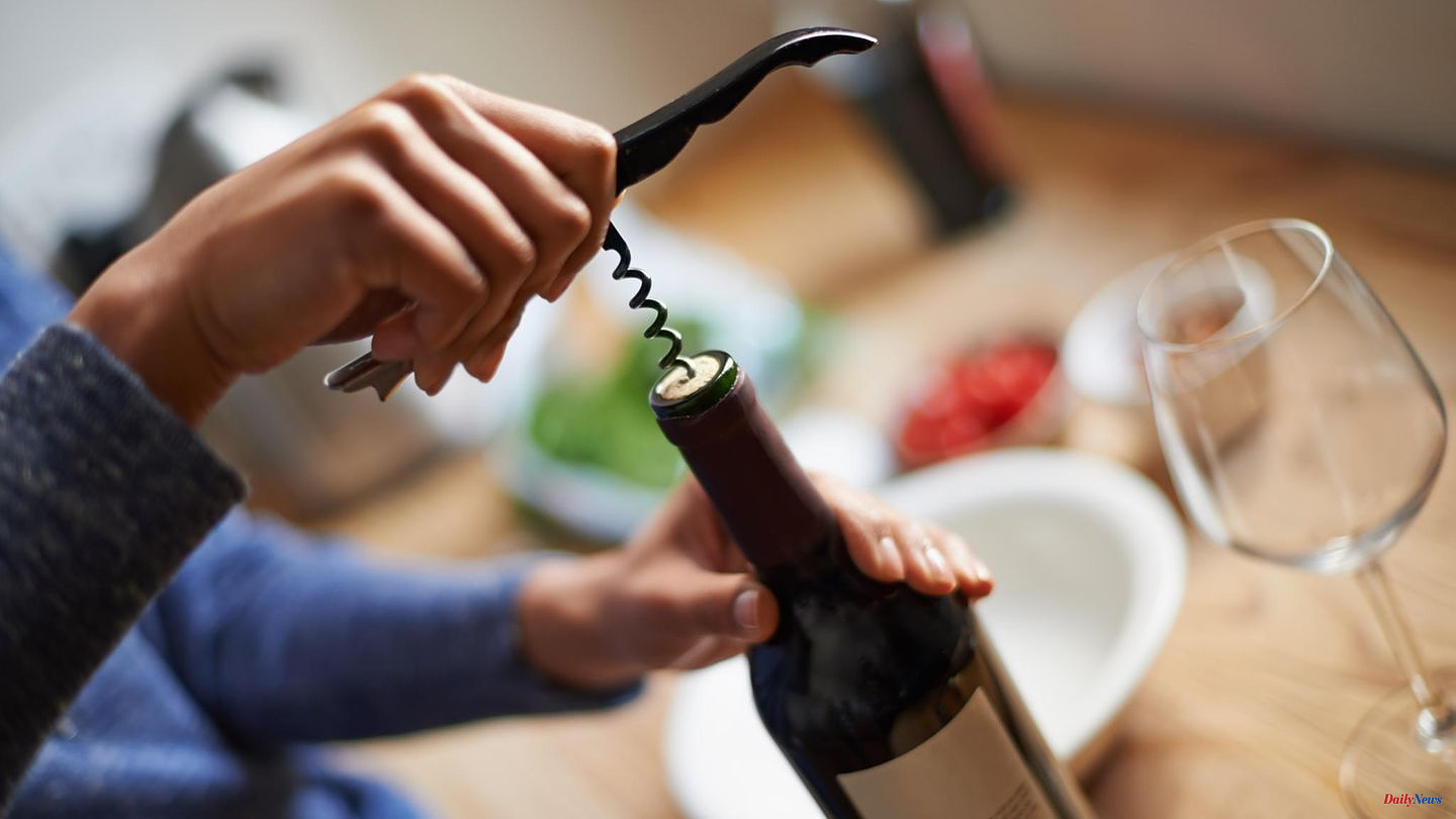 Little corkscrew customer: Wine opener: How to elegantly remove the cork from the bottle
