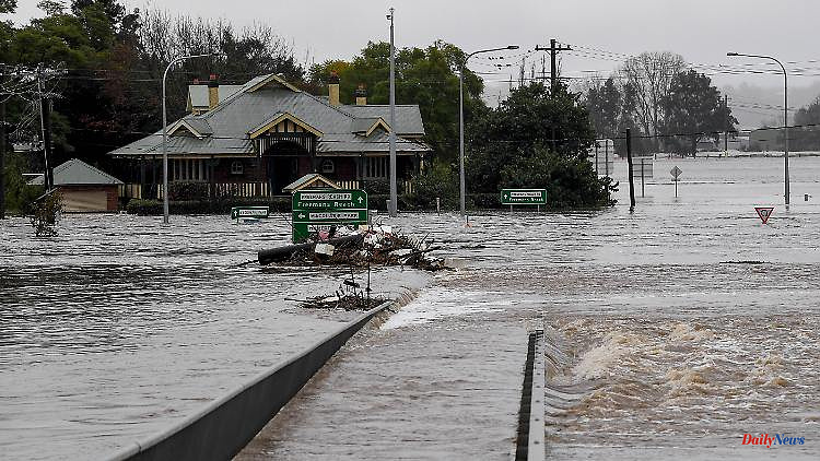 Sydney dam overflows: tens of thousands flee floods