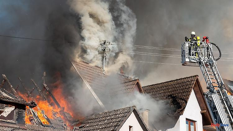 Baden-Württemberg: Firefighter injured in fire in six residential buildings