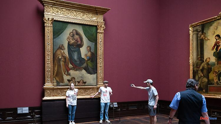 Raphael's painting in Dresden: climate activists stick to "Sistine Madonna"