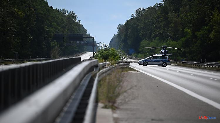 Autobahn stays closed: fire in Grunewald still not extinguished