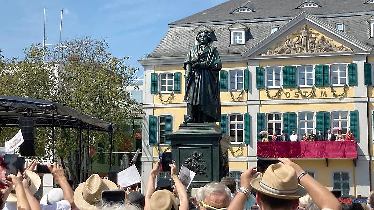North Rhine-Westphalia: Historical spectacle around the Beethoven monument in Bonn