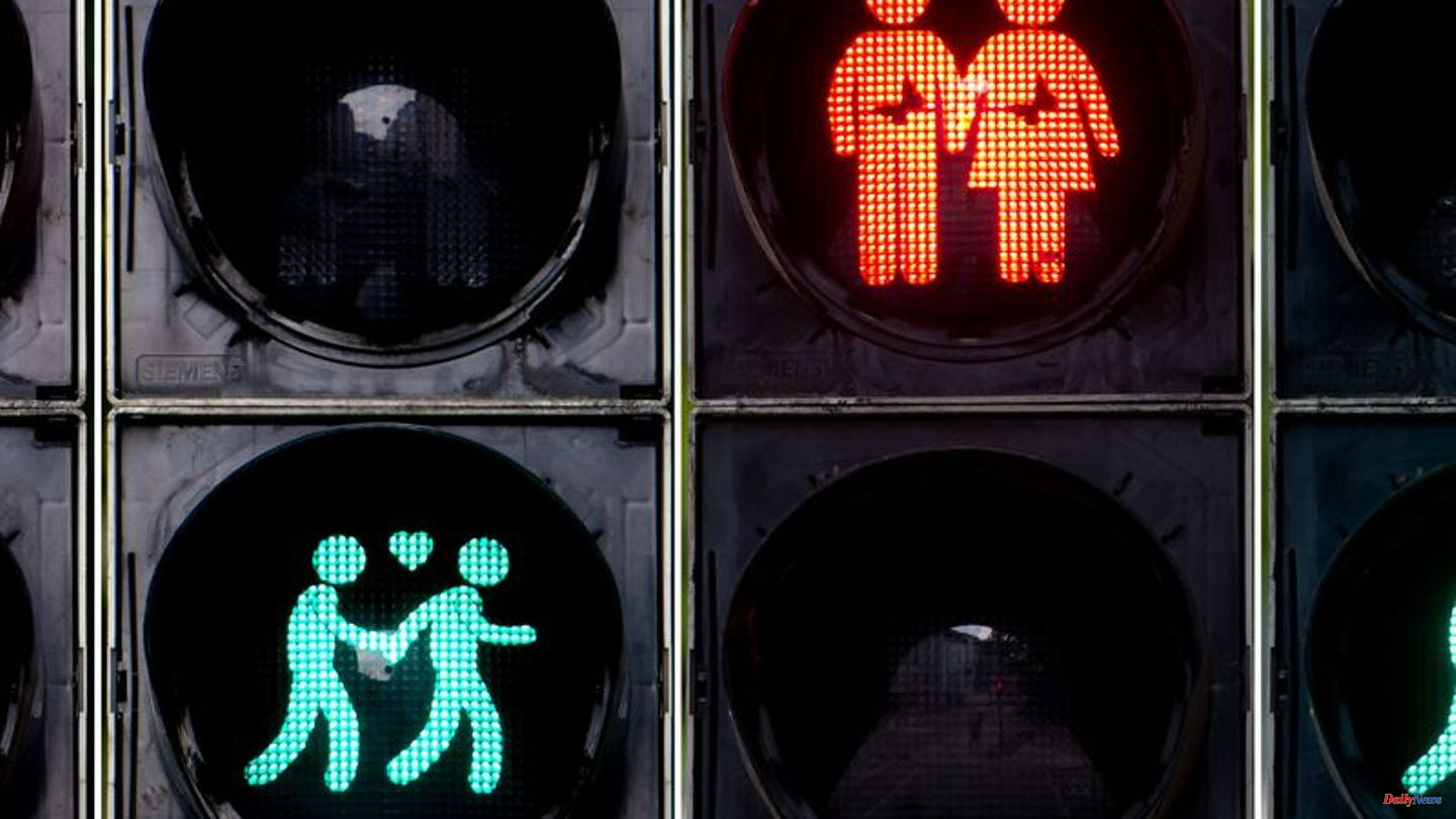 Court decision: homosexual traffic light couples can stay