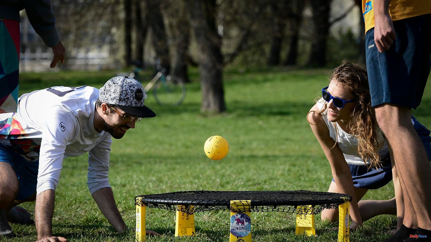 Outdoor sports: kubb, croquet, spikeball: 8 cool outdoor games for young and old