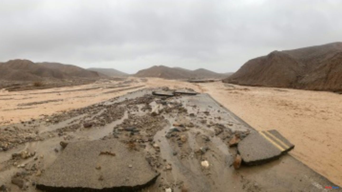 Hundreds of people evacuated from US national parks after heavy rains