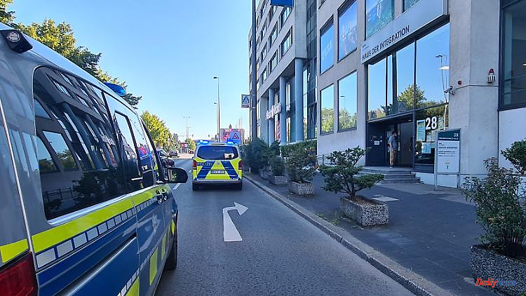 Police operation in Wuppertal: a man attacks an official with a knife