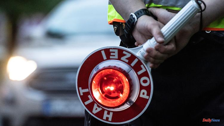 Bavaria: Traffic sign thieves caught with loot under their arms